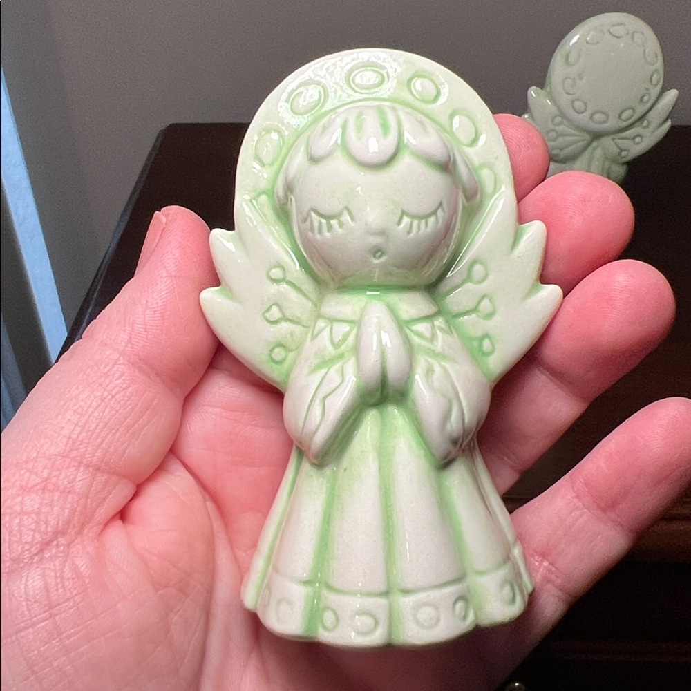 Pair of Vintage Kitsch Christmas Pastel Green Angel Figurines - Picture 6 of 8